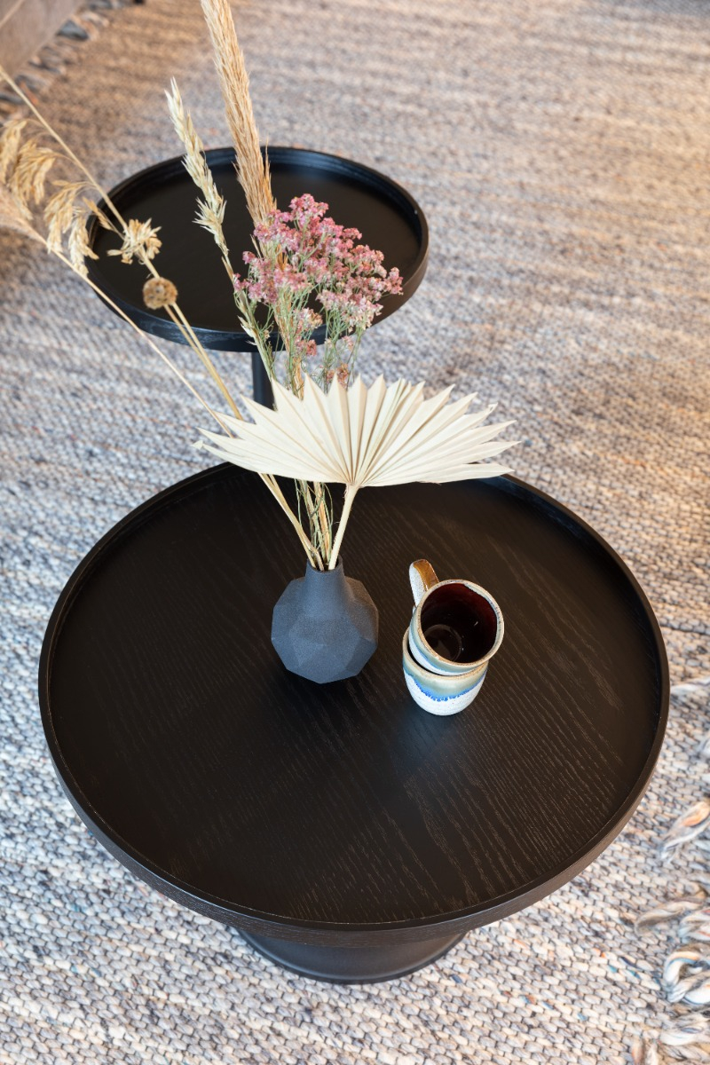 Close-up of the black wood grain tabletop edge