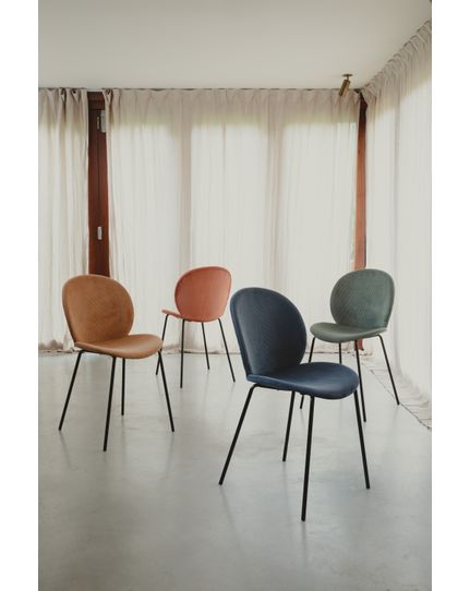 Bonnet chair Front Side