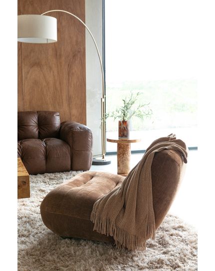 Wyatt lounge chair Front Side
